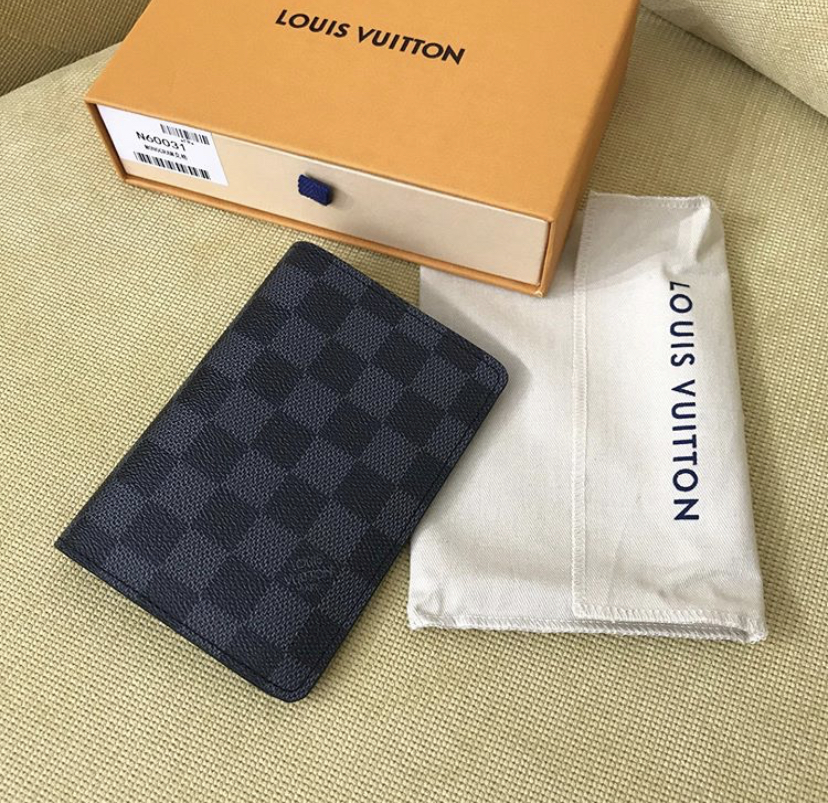 Louis Vuitton accessorize