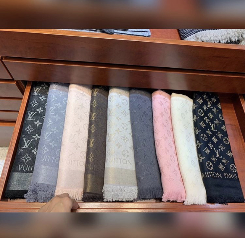 Louis Vuitton stole