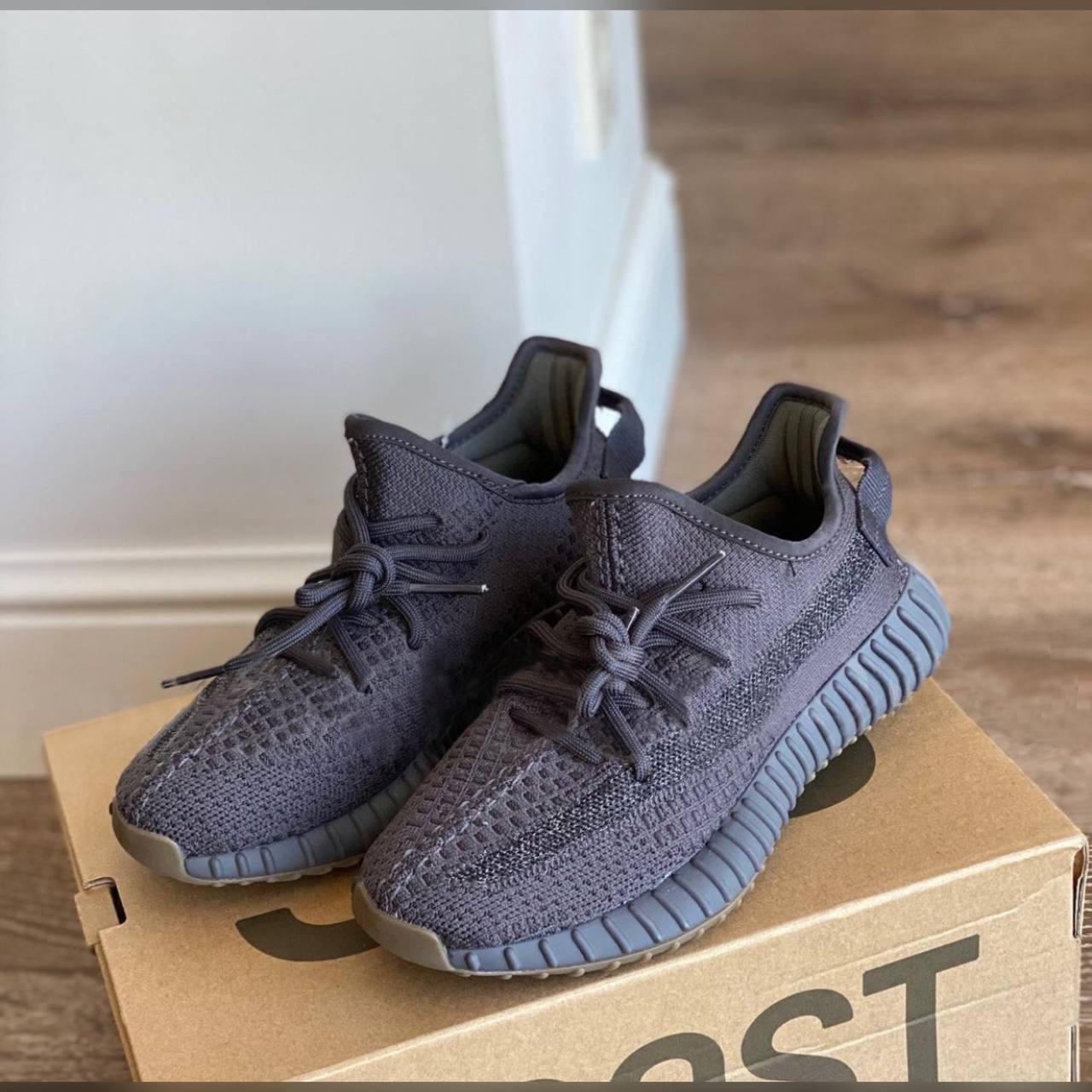 Yeezy Boost 350 V2 new