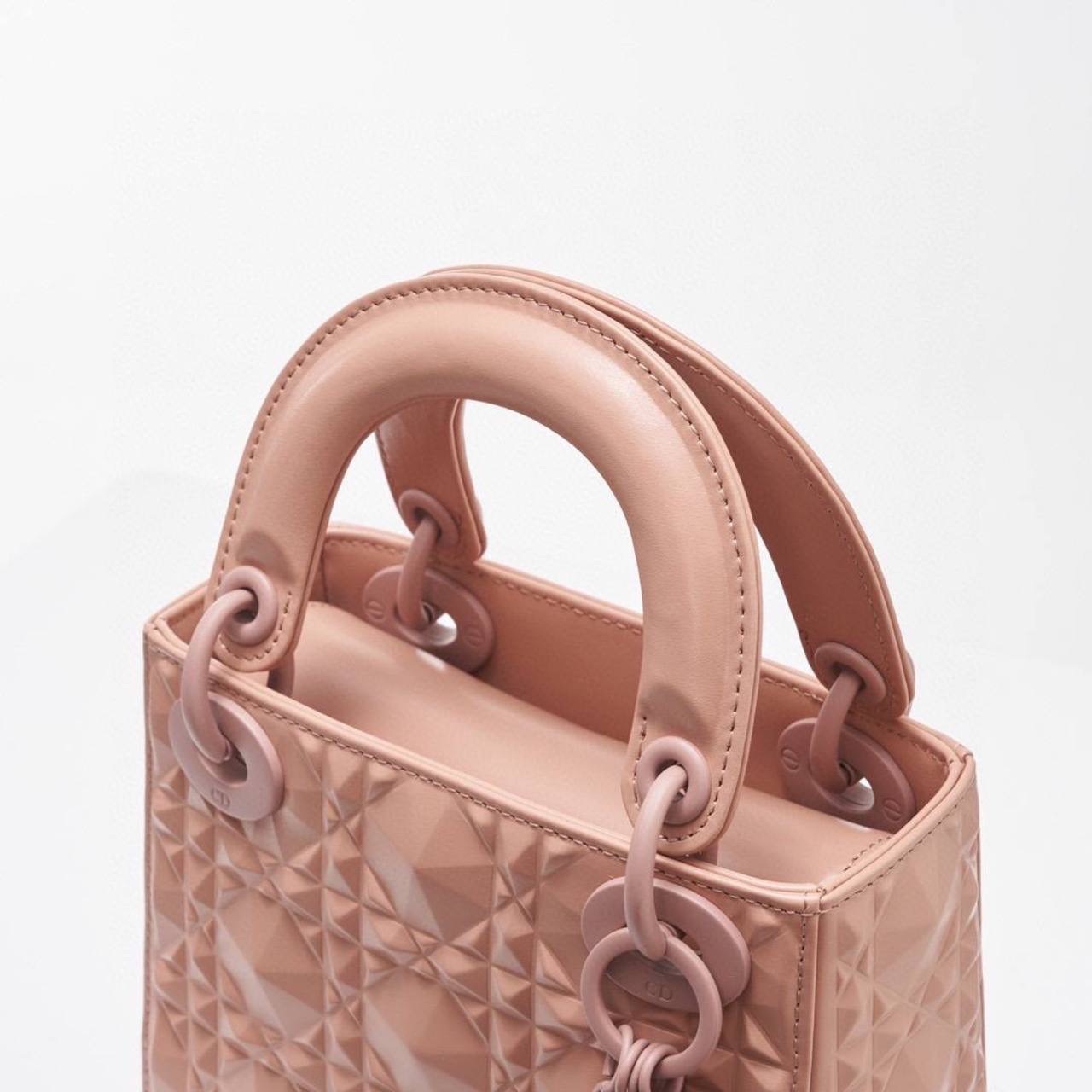 0290BB7B-EF05-44C9-9826-CF92D1BC7571