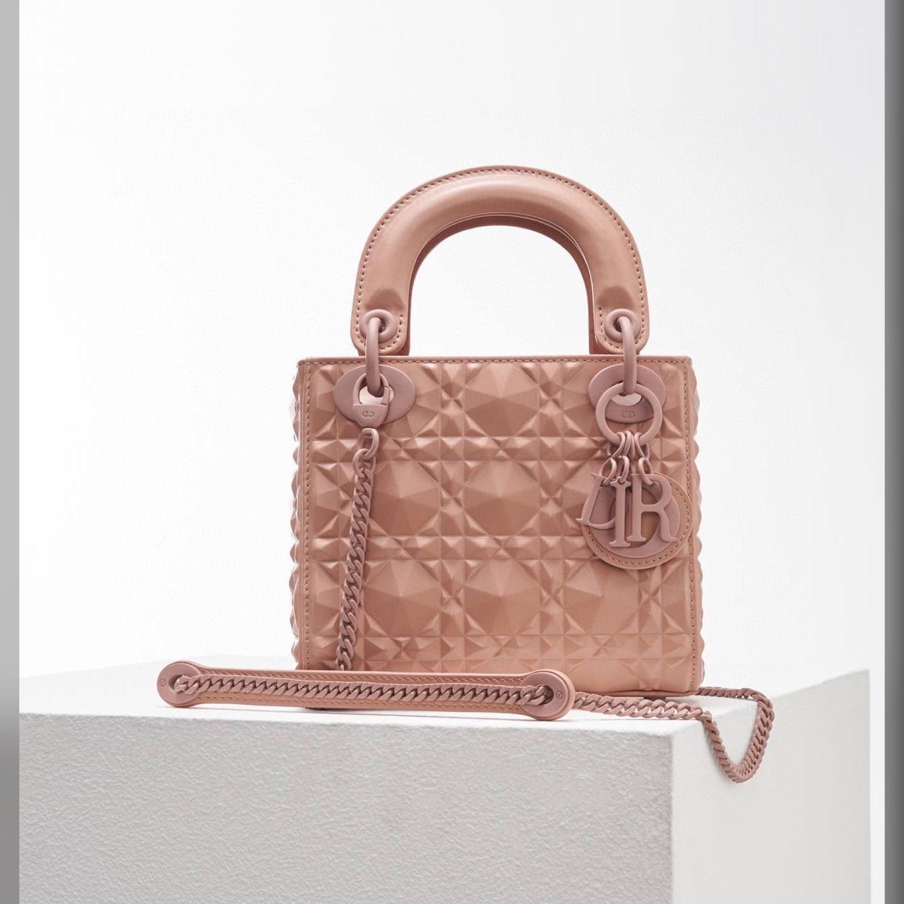 DD4BE21A-EF5B-4E6E-A6A8-04FDC75F6730